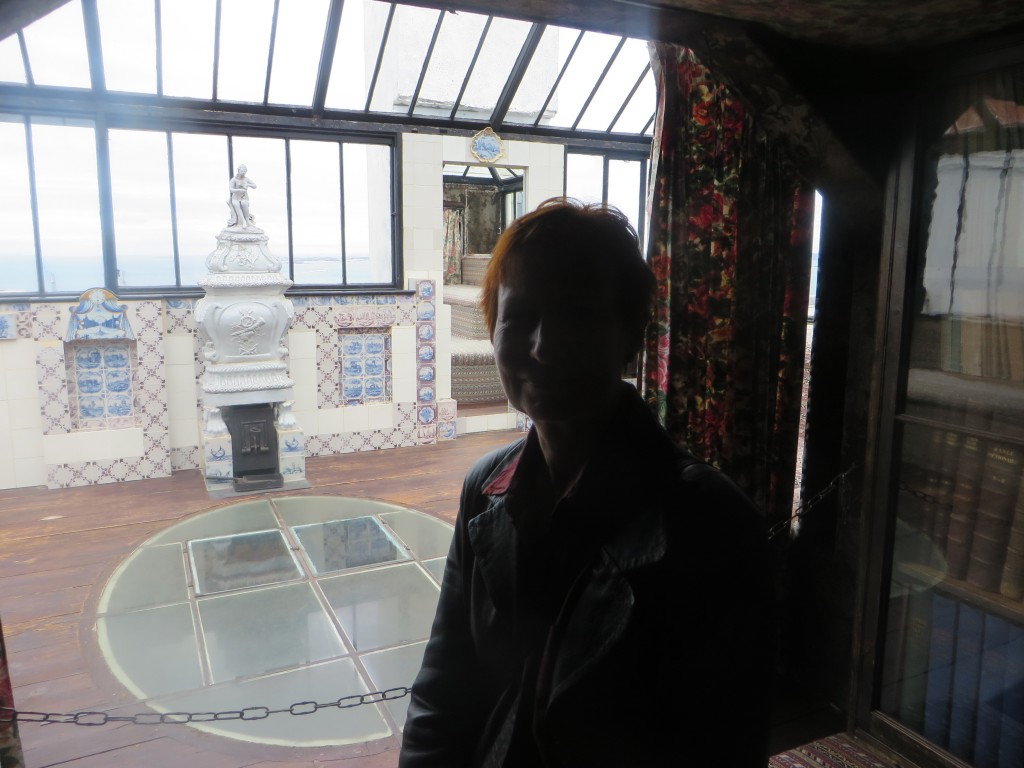 Mary in Hugo's workplace